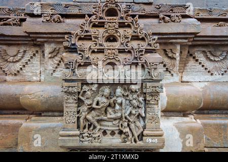 Neben dem Baori befindet sich der wunderschön gestaltete Harshat Mata Tempel. Chand Baori ist einer der größten Steppenhäuser der Welt. Rajasthan, Indien. Stockfoto