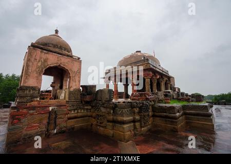 Neben dem Baori befindet sich der wunderschön gestaltete Harshat Mata Tempel. Chand Baori ist einer der größten Steppenhäuser der Welt. Rajasthan, Indien. Stockfoto