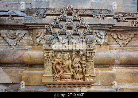 Neben dem Baori befindet sich der wunderschön gestaltete Harshat Mata Tempel. Chand Baori ist einer der größten Steppenhäuser der Welt. Rajasthan, Indien. Stockfoto