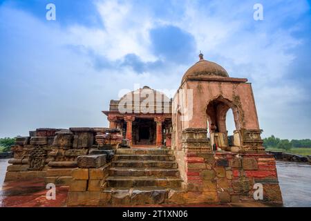 Neben dem Baori befindet sich der wunderschön gestaltete Harshat Mata Tempel. Chand Baori ist einer der größten Steppenhäuser der Welt. Rajasthan, Indien. Stockfoto