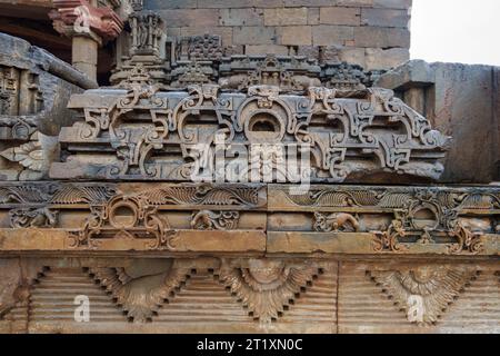 Neben dem Baori befindet sich der wunderschön gestaltete Harshat Mata Tempel. Chand Baori ist einer der größten Steppenhäuser der Welt. Rajasthan, Indien. Stockfoto