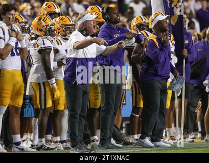 Baton Rouge, LA, USA. Oktober 2023. LSU-Cheftrainer Brian Kelly schreit aus der Seitenlinie während des NCAA-Fußballspiels zwischen den Auburn Tigers und den LSU Tigers im Tiger Stadium in Baton Rouge, LA. Kyle Okita/CSM/Alamy Live News Stockfoto