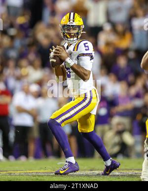 Baton Rouge, LA, USA. Oktober 2023. LSU QB Jayden Daniels (5) fällt während des NCAA-Fußballspiels zwischen den Auburn Tigers und den LSU Tigers im Tiger Stadium in Baton Rouge, LA, zurück. Kyle Okita/CSM/Alamy Live News Stockfoto