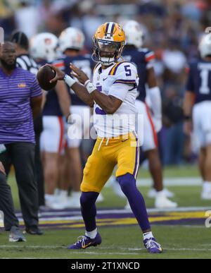 Baton Rouge, LA, USA. Oktober 2023. LSU QB Jayden Daniels (5) wärmt sich vor dem NCAA-Fußballspiel zwischen den Auburn Tigers und den LSU Tigers im Tiger Stadium in Baton Rouge, LA auf. Kyle Okita/CSM/Alamy Live News Stockfoto