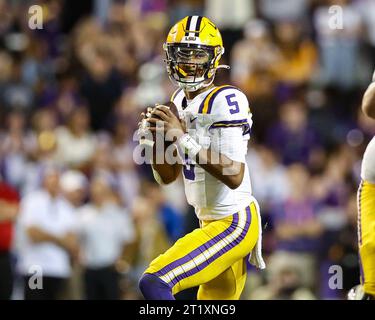 Baton Rouge, LA, USA. Oktober 2023. LSU QB Jayden Daniels (5) fällt während des NCAA-Fußballspiels zwischen den Auburn Tigers und den LSU Tigers im Tiger Stadium in Baton Rouge, LA, zurück. Kyle Okita/CSM/Alamy Live News Stockfoto