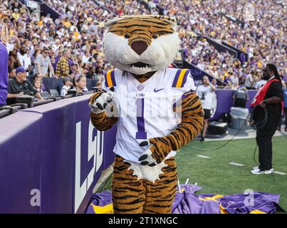 Baton Rouge, LA, USA. Oktober 2023. Das LSU-Maskottchen am Rande des NCAA-Fußballspiels zwischen den Auburn Tigers und den LSU Tigers im Tiger Stadium in Baton Rouge, LA. Kyle Okita/CSM/Alamy Live News Stockfoto