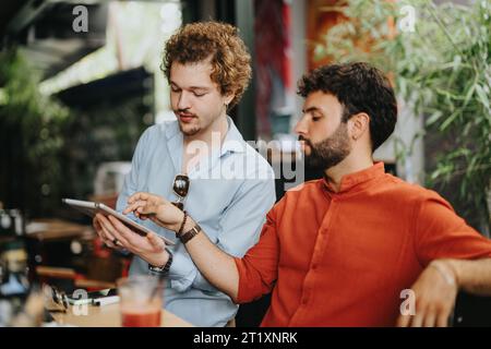 Bauingenieure und Bauspezialisten konzentrieren sich auf die städtebauliche Planung und Bauinspektion. Stockfoto