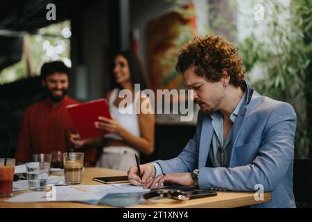 Erfolgreiche Architekten und Ingenieure arbeiten an Stadtplanungsprojekten zusammen. Zusammenarbeit und Kreativität für eine erfolgreiche Projektentwicklung. Stockfoto