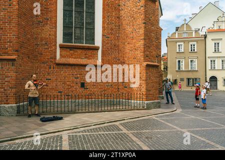 Warschau, Polen - 16. Juli 2023. Die St. John's Cathedral, eine römisch-katholische Kirche im Altstadtviertel in Warschau, Polen. Blick auf die Straße Stockfoto