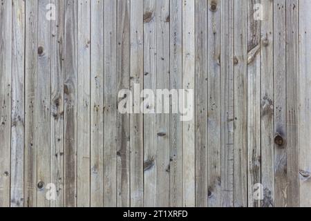 Alter hölzerner Hintergrund aus dünnen Brettern. Die alte Holzwand verdunkelte mit der Zeit, mit vielen Nägeln Stockfoto