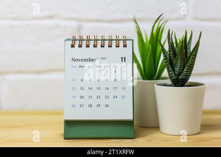 Desktop-Kalender für November 2023 auf dem Tisch.Kalender für Planung und Verwaltung Stockfoto