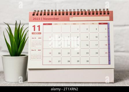 Desktop-Kalender für November 2023 auf dem Tisch.Kalender für Planung und Verwaltung Stockfoto