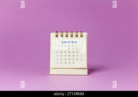 Desktop-Kalender für November 2023 auf dem Tisch.Kalender für Planung und Verwaltung Stockfoto