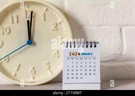 Hallo Januar. Januar 2024 Kalender für die Planung auf Ihrem Desktop Stockfoto