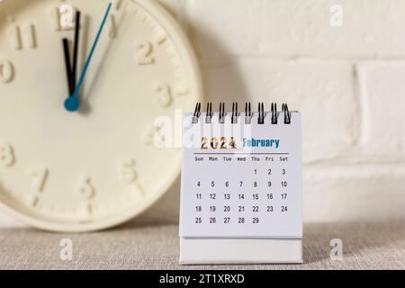 Desktop-Kalender für Februar 2024 auf dem Tisch Stockfoto