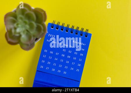 Desktop-Kalender für November 2023 auf dem Tisch.Kalender für Planung und Verwaltung Stockfoto