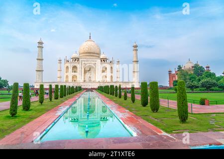 Agra City, Uttar Pradesh, Indien, 14.09.2023: Östliches Eingangstor zum Taj Mahal. Das Taj Mahal ist ein Schatz indischer muslimischer Kunst. UNESCO-Weltkulturerbe Sit Stockfoto