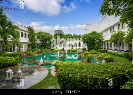 Udaipur, Rajasthan, Indien, 16.09.2023: Taj Lake Palace Hotel am Pichola-See. Blick auf den königlichen Garten oder Innenhof. Stockfoto