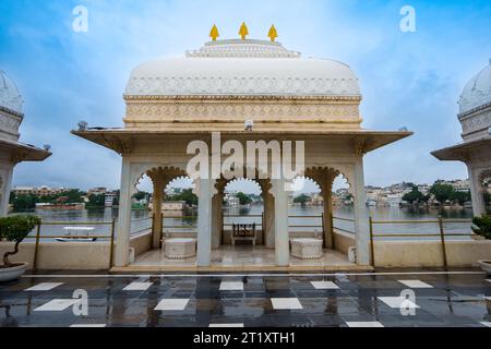 Udaipur, Rajasthan, Indien, 16.09.2023: Taj Lake Palace Hotel am Pichola-See. Der palastartige Pavillon bietet einen Blick über den See. Stockfoto