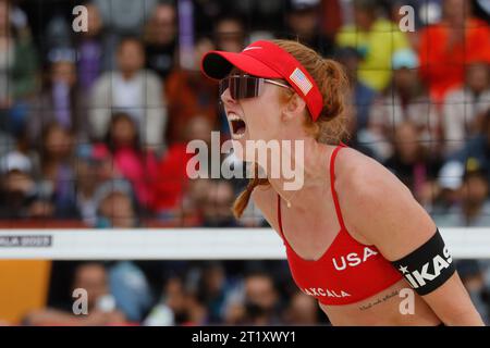 Tlaxcala, Ciudad de Mexico, Mexiko. Oktober 2023. 15. Oktober 2023, Tlaxcala, Mexiko: Kelly Cheng aus den USA feiert den Sollwert während des Beachvolleyball-WM-Women's Final zwischen den USA und Brasilien. Am 15. Oktober 2023 in Tlaxcala, Mexiko. (Kreditbild: © Essene Hernandez/OKULARIS via ZUMA Press Wire) NUR REDAKTIONELLE VERWENDUNG! Nicht für kommerzielle ZWECKE! Stockfoto