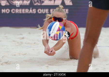 Tlaxcala, Ciudad de Mexico, Mexiko. Oktober 2023. 15. Oktober 2023, Tlaxcala, Mexiko: Sara Hughes aus den USA feiert den Sollwert beim Beachvolleyball-WM-Women's Final zwischen den USA und Brasilien. Am 15. Oktober 2023 in Tlaxcala, Mexiko. (Kreditbild: © Essene Hernandez/OKULARIS via ZUMA Press Wire) NUR REDAKTIONELLE VERWENDUNG! Nicht für kommerzielle ZWECKE! Stockfoto