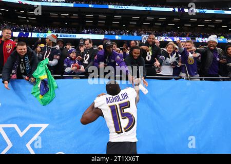 Tottenham Hotspur Stadium, London, Großbritannien. Oktober 2023. NFL UK Football, Baltimore Ravens gegen Tennessee Titans; Baltimore Ravens Wide Receiver Nelson Agholor (15) feiert mit Fans nach dem Gewinn 16-24 Credit: Action Plus Sports/Alamy Live News Stockfoto