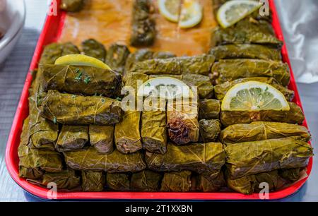 Traditionelles armenisches Traubenblatt Dolma oder Sarkma mit Fleisch, Reis, Tomaten, Zwiebeln, Olivenöl, Zitronensaft und Gewürze bei einem Food Festival in San Francisco Stockfoto