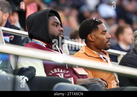 Tottenham Hotspur Stadium, London, Großbritannien. Oktober 2023. NFL UK Football, Baltimore Ravens gegen Tennessee Titans; Micah Richards sieht sich das Spiel an Credit: Action Plus Sports/Alamy Live News Stockfoto