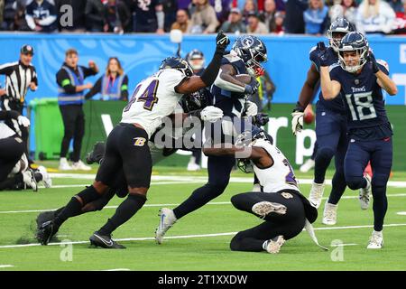 Tottenham Hotspur Stadium, London, Großbritannien. Oktober 2023. NFL UK Football, Baltimore Ravens gegen Tennessee Titans; Tennessee Titans Running Back Tyjae Spears (32) wird von Baltimore Ravens Defensive Back Marlon Humphrey (44) und Baltimore Ravens Defensive Back Brandon Stephens (21) besiegt Stockfoto