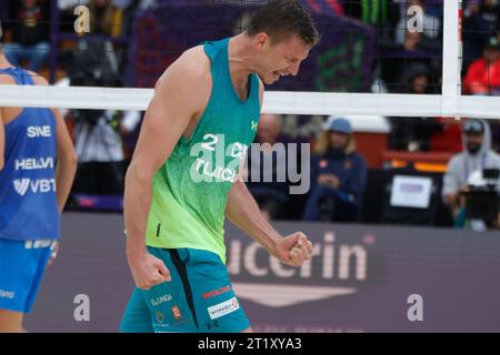 Tlaxcala, Ciudad de Mexico, Mexiko. Oktober 2023. 15. Oktober 2023, Tlaxcala, Mexiko: David Schweiner aus Tschechien feiert während des Beachvolleyball-Weltmeisterschaft-Endspiels zwischen Tschechien und Schweden. Am 15. Oktober 2023 in Tlaxcala, Mexiko. (Kreditbild: © Essene Hernandez/OKULARIS via ZUMA Press Wire) NUR REDAKTIONELLE VERWENDUNG! Nicht für kommerzielle ZWECKE! Stockfoto