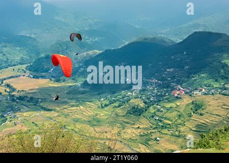 Gleitschirmfliegen über den Reisterrassen, Mu Cang Chai, Yen Bai, Vietnam Stockfoto