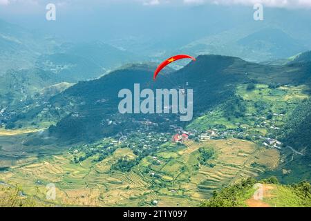 Gleitschirmfliegen über den Reisterrassen, Mu Cang Chai, Yen Bai, Vietnam Stockfoto