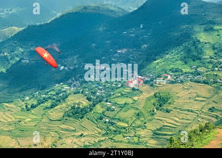 Gleitschirmfliegen über den Reisterrassen, Mu Cang Chai, Yen Bai, Vietnam Stockfoto