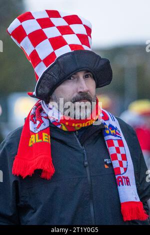 Cardiff City Stadium, Cardiff, Großbritannien. Oktober 2023. UEFA Euro Qualifying Gruppe D Fußball, Wales gegen Kroatien; kroatische Fans kommen zum Spiel. Beschreibung: Action Plus Sports/Alamy Live News Stockfoto