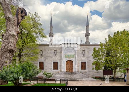 Geschlossener Eingang der osmanischen Yeni-Valide-I-Moschee aus dem 18. Jahrhundert, im Stadtteil Uskudar, auf dem asiatischen Istanbul, Türkei. Ich bezeuge, dass es keine Gottheit außer Allah gibt Stockfoto