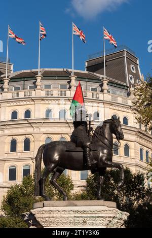 Protest für Palästina nach Eskalation der Militäraktion im Gazastreifen-Konflikt zwischen Israel und Hamas. Flagge auf der Reiterstatue von Karl I. Stockfoto