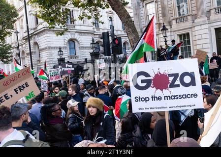 Protest für Palästina nach Eskalation der Militäraktion im Gazastreifen-Konflikt zwischen Israel und Hamas. Demonstranten vor der Downing Street Stockfoto