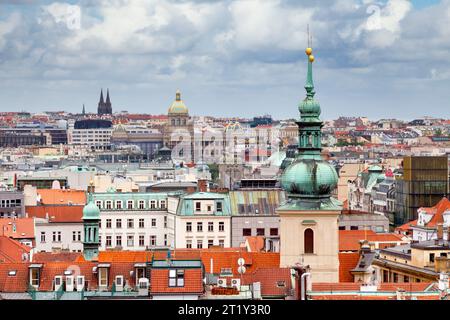 Prag, Tschechische Republik - 14. Juni 2018: Aus der Vogelperspektive der Kirche St. Gallen (tschechisch Svatý Havel) mit hinter dem Nationalmuseum (tschechisch národní m Stockfoto