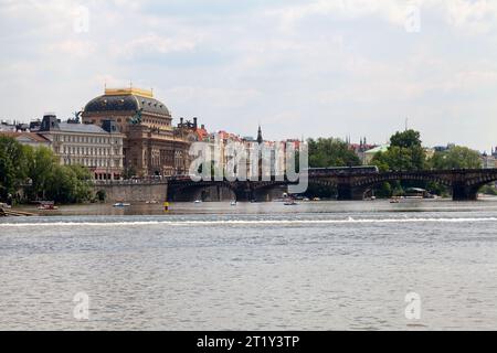 Das Nationaltheater (tschechisch národní divadlo) in Prag gegenüber der Legionsbrücke (tschechisch Most Legií), die die Moldau überquert. Stockfoto