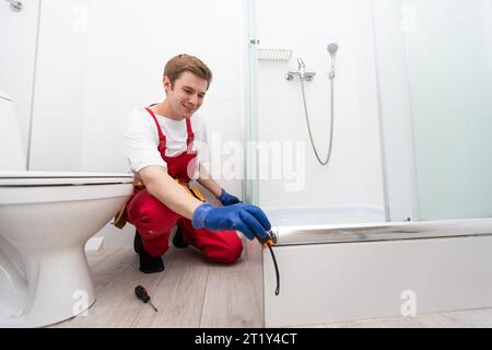 Klempner Installation eine Duschkabine im Badezimmer Stockfoto