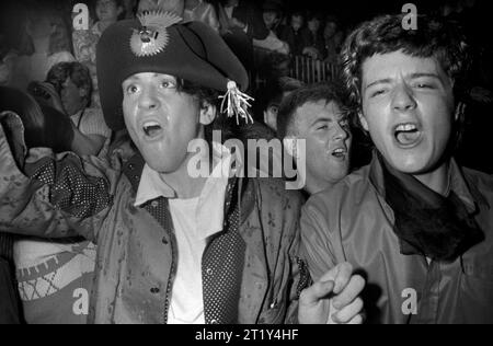 Fans der Jugendkultur der 1980er Jahre beobachten das Spandau Ballet live auf der Bühne des Nachtclubs Heaven. Männlicher Fan wird aufgeregt schreien. Villiers Street, Charing Cross, London. Charing Cross, London, England, Dezember 1980. HOMER SYKES AUS DEN 1980ER JAHREN Stockfoto