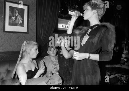 Teenager-Mädchen trinkt ordentlichen Smirnoff Vodka direkt aus einer Flasche im Heaven Nachtclub Villiers Street, Charing Cross, London. England Dezember 1980 1980, Großbritannien HOMER SYKES Stockfoto