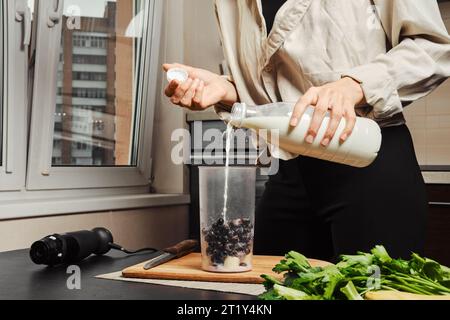 Konzept der gesunden Ernährung und Diät, kochen vegetarischen Smoothie Stockfoto