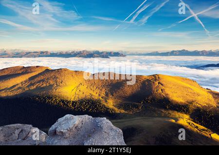 Toller Blick auf das neblige Grödnertal. Nationalpark Geisler – Geisler. Dolomiten, Südtirol. Standort St. Ulrich, St. Christina und Wolkensteinwald. Italien, Stockfoto