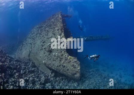 Taucher erkunden ein altes Schiffswrack im Roten Meer Stockfoto