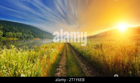 Fantastischer nebliger Fluss mit frischem grünem Gras im Sonnenlicht. Dramatische farbenfrohe Landschaft. Fluss Dnister, Ternopil. Ukraine, Europa. Schönheitswelt. Stockfoto