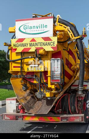 Princetown, Devon, England, Großbritannien. 04.09.2023. Hochdruck-Wasserstrahl-Lkw für Straßenwartung zum Entleeren und Reinigen von Rinnen. Stockfoto