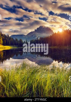 Tolle Aussicht auf den nebligen Lago Di Antorno in Nationalpark Tre Cime di Lavaredo. Cadini di Misurina, Dolomiten, Südtirol. Lage Auronzo, Ita Stockfoto