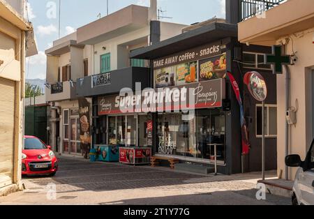 Mohos, Bezirk Lasithi, Kreta, Griechenland. 30.09.2023. Supermarkt in der kleinen Stadt Mohos in der Region Lasithi, Kreta, Griechenland. Stockfoto