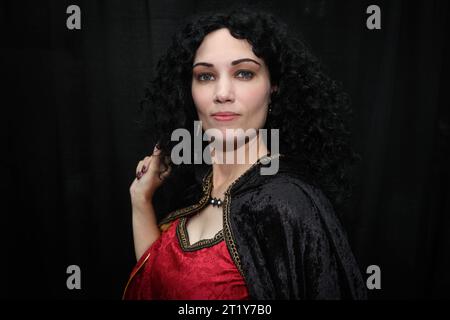 New York City, Usa. Oktober 2023. Cosplayer Katie aus Albany ist als Mutter Gothel für die New York Comic Con 2023 am 15. Oktober 2023 im Jacob Javits Center in New York City gekleidet. (Foto: Gordon Donovan/NurPhoto) Credit: NurPhoto SRL/Alamy Live News Stockfoto